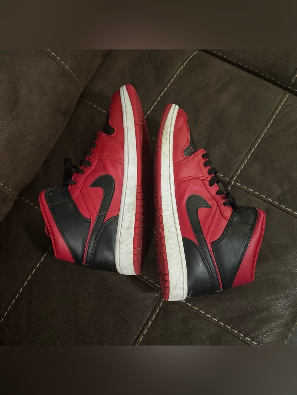 Men’s Air Jordan 1 Mid "Reverse Bred", featuring a Gym Red